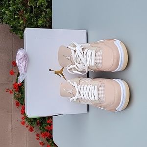 Air Jordan 4 retro, size 7 Womens